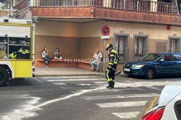 Una avería en el motor de un vehículo deja un reguero de aceite por varias calles de Los Llanos de Telde/TA.